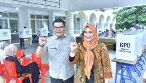 Pj Bupati Haris Bersama Istri Gunakan Hak Pilih Di Tps Bukit Betung