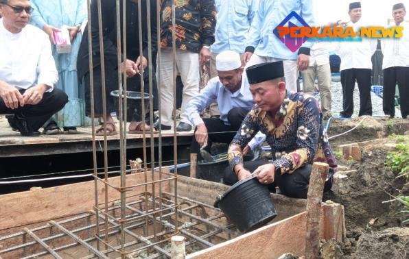 Bang Mulkan Letakan Batu Pertama Pembangunan Masjid Al-Ikhlas Desa Silip, Kita Harus Memakmurkan Masjd kita, Semua kembali ke Niat