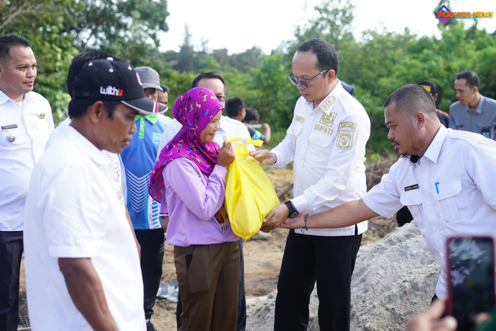 Bang Ayi Salurkan Bantuan Korban Kebakaran di Dusun Tanjung Berikat, Apresiasi Kesiapsiagaan Mayarakat Setempat
