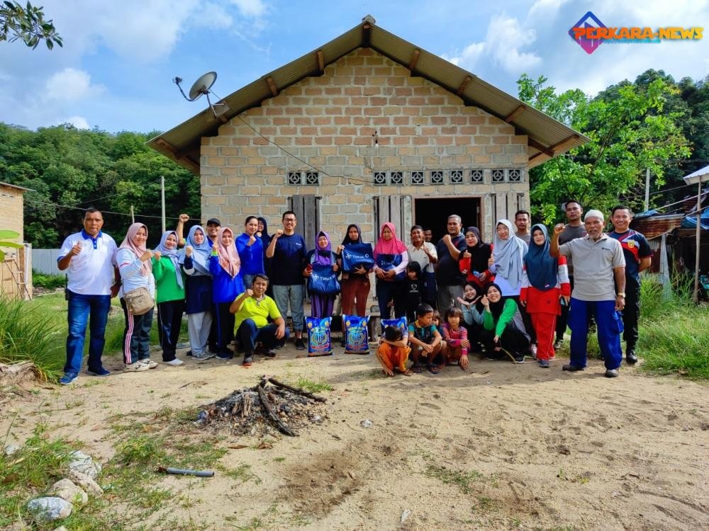 Rangkaian Kegiatan Jalan Santuy PT Timah Tbk Berbagi Menyusuri Pemukiman Masyarakat di wilayah Tanjung Pakdan, Bagikan Paket Sembako Bagi yang Membutuhkan