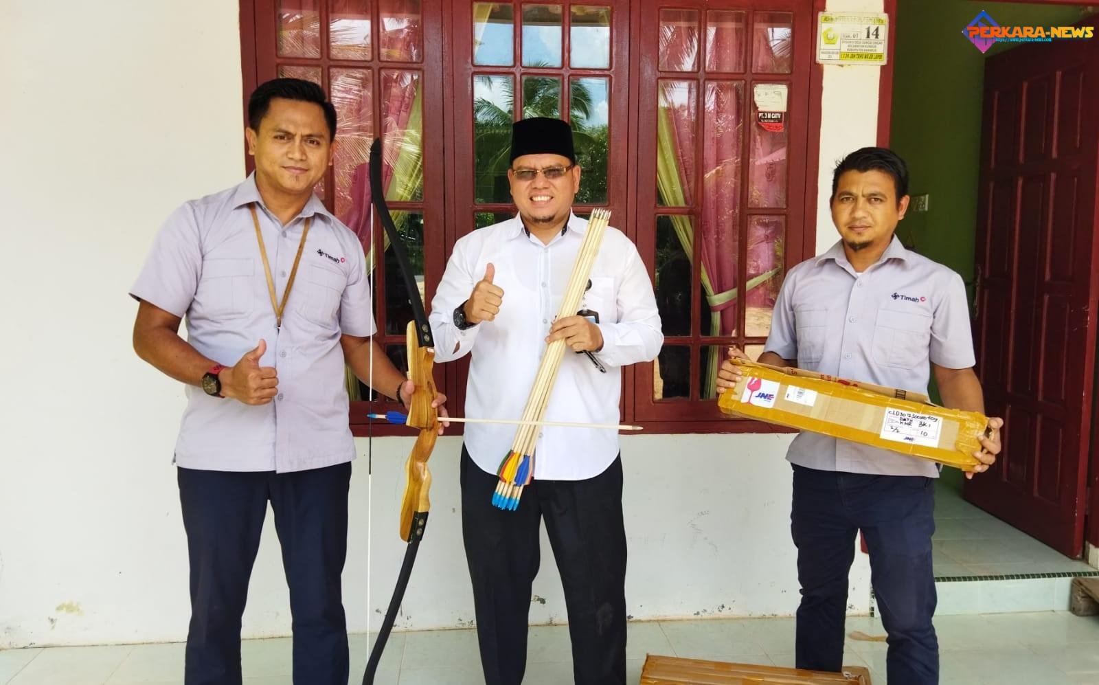 PT Timah Tbk Serahkan Bantuan Peralatan Panahan Untuk Pondok Pesantren Tahfiz Quran An-Nur di Desa Sungai Ungar